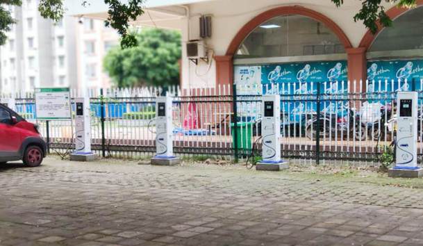 柳州市第八中学7KW立式交流充电桩+60KW双枪直流充电桩项目案例