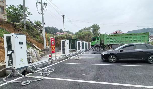 319国道江西莲花南岭重卡充电站320KW一体式双枪直流充电桩项目
